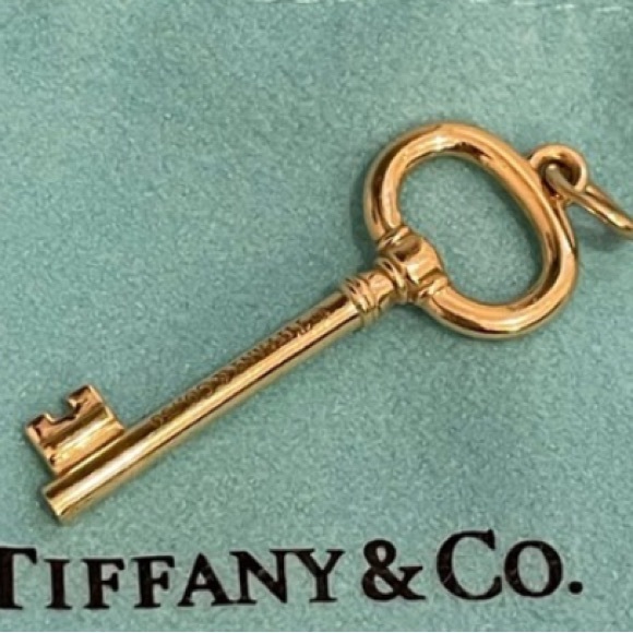 AUTHENTIC TIFFANY & CO 18k YG LARGE KEY CHARM. Unisex - Picture 5 of 14